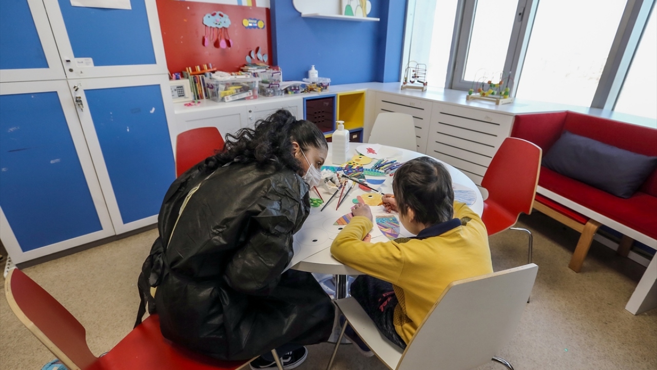 Hastanede uzun süreli yoğun tedavi gören çocuklar, oyunlar sayesinde hem sosyal hem de psikolojik olarak kendilerini daha iyi hissediyor.