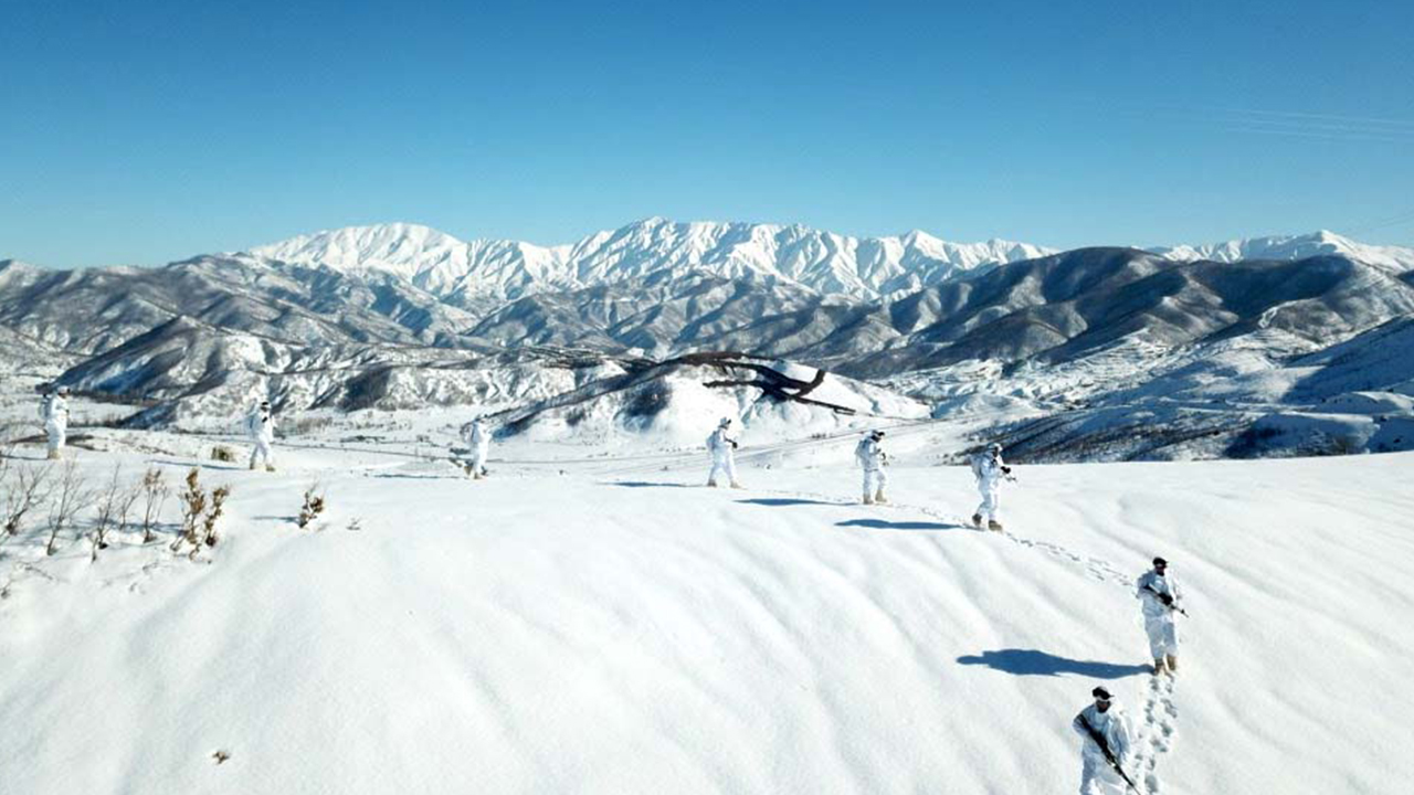 JÖH Tabur Komutanlığına bağlı timler, il merkezi ve ilçelerinde dondurucu soğuklara rağmen vatandaşların huzur ve güvenliği sağlamak için terör örgütü PKK`ya yönelik operasyonlarını sürdürüyor.