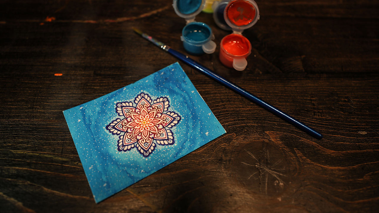 Küçüklüğünde, okulda ders dinlerken defterine, sıralara yaptığı karalamalarla sanat yolculuğunun ilk adımlarını atan Banu Öztürk, Milli Eğitim Bakanlığının ilk mandala eğitmeni olarak, bu sanatı Türkiye`ye akademik anlamda tanıtmaya çalışıyor.