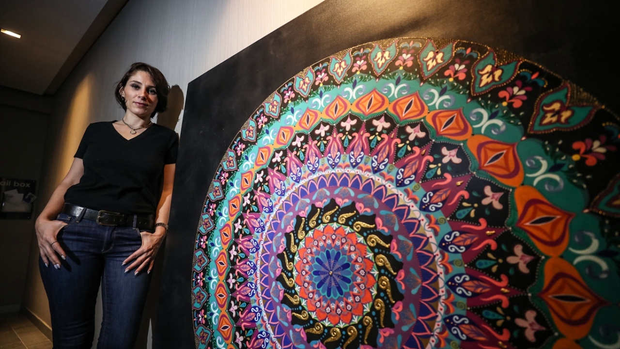 Banu Öztürk, çocukluğunda anlamsız karalamalar olarak tanımladığı çizimlerine ABD`li sanatçı Maria Thomas`ın "zentangle" adını verdiğini öğrendi.