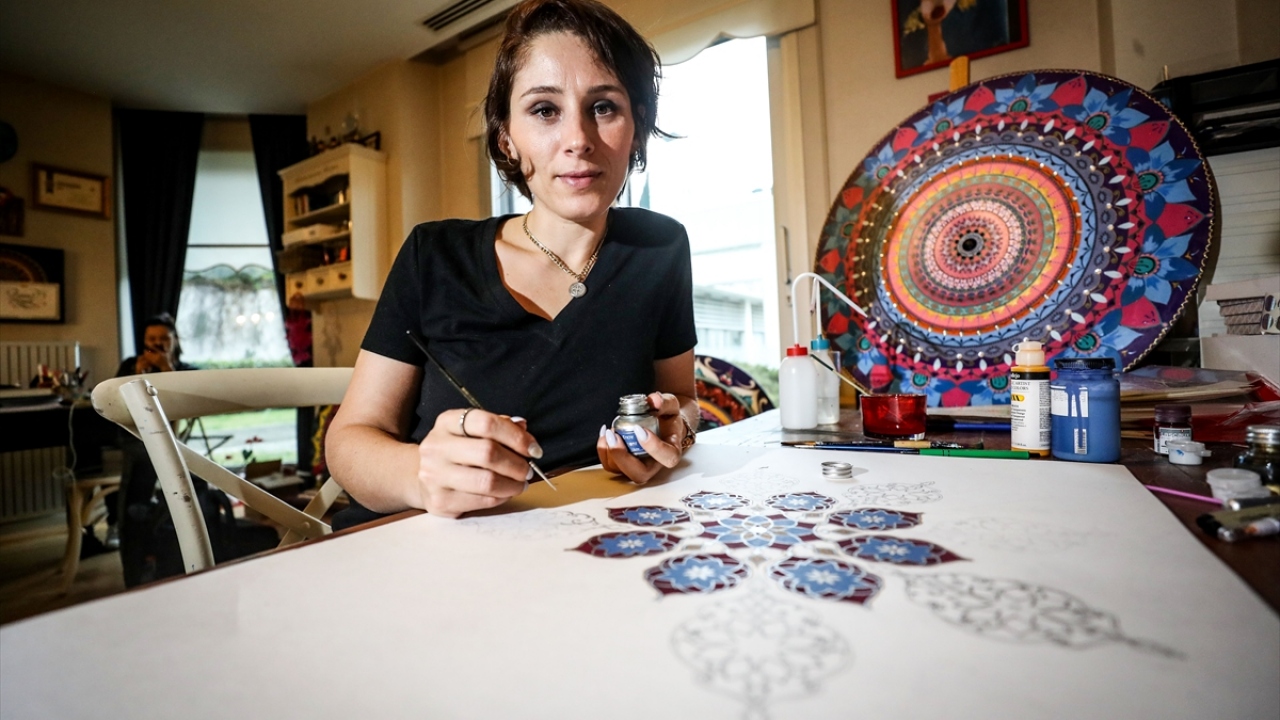 Gezip gördüğü yerlerde etkilendiği desenleri tasarımlarına aktaran Öztürk, her biri birbirinden farklı stil olan mandala, zentangle ve doodle çizimlerini geliştirdi.