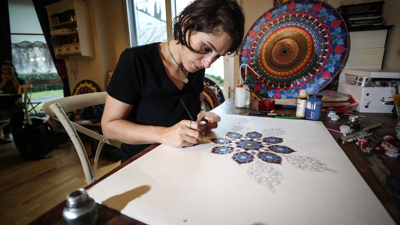 Önceliği sanatını icra etmek olan Öztürk`ün bir diğer hedefi ise bu sanatı Türkiye`ye akademik anlamda tanıtmak. 