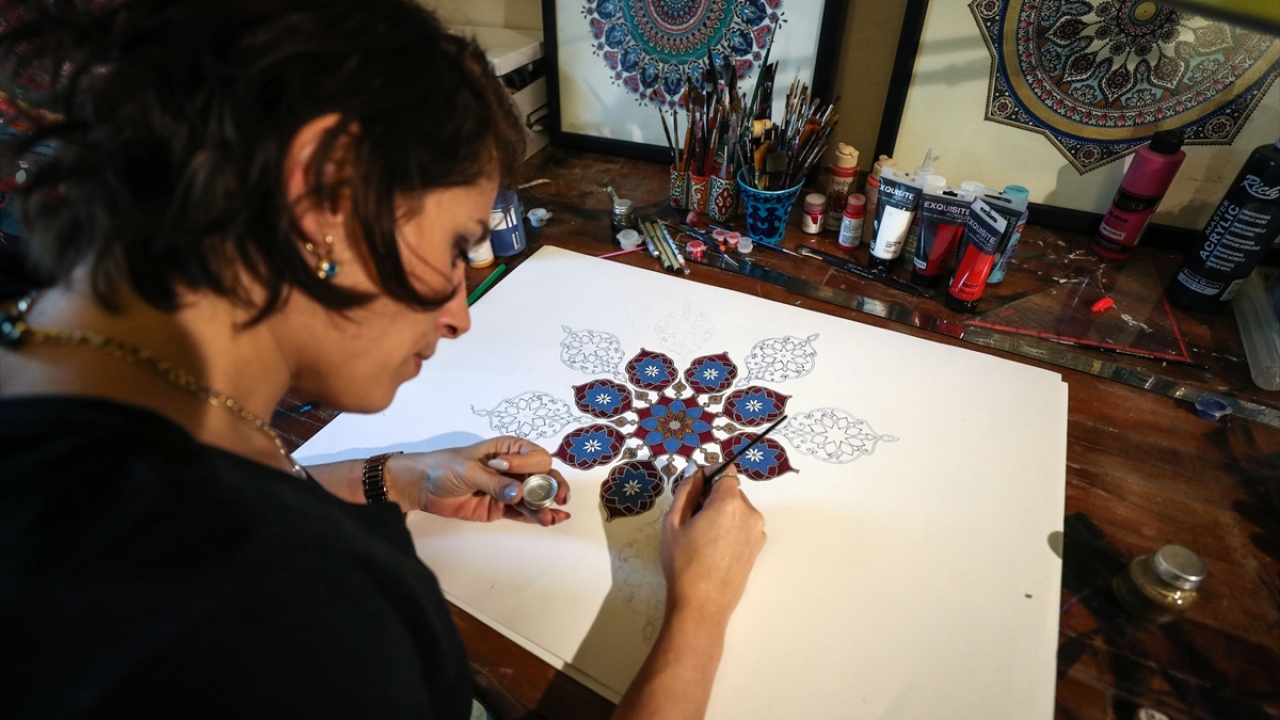 Mandala ile arasındaki bağı "aşk" olarak nitelendiren Öztürk, sanatına ilişkin çalışmalarını ve hedeflerini anlattı.