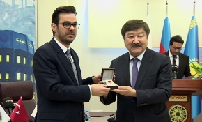 TÜRKSOY'dan TRT'ye Cengiz Aytmatov madalyası