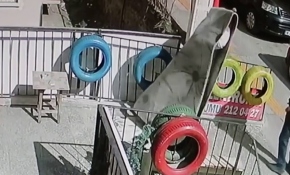 İş yerinden çıkan kişinin üzerine halı düştü