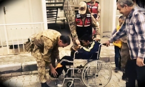 Depremzede Samet'e Jandarmadan tekerlekli sandalye