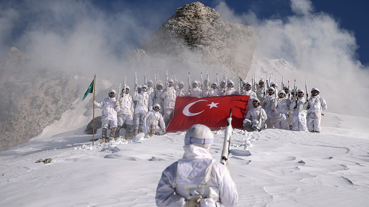 Yurt içi ve yurt dışında düzenledikleri operasyonlarla teröristlerin korkulu rüyası olan Türk Silahlı Kuvvetlerinin en önemli unsurlarından komandolar, operasyonlar öncesinde zorlu bir eğitim sürecinden geçiyor.