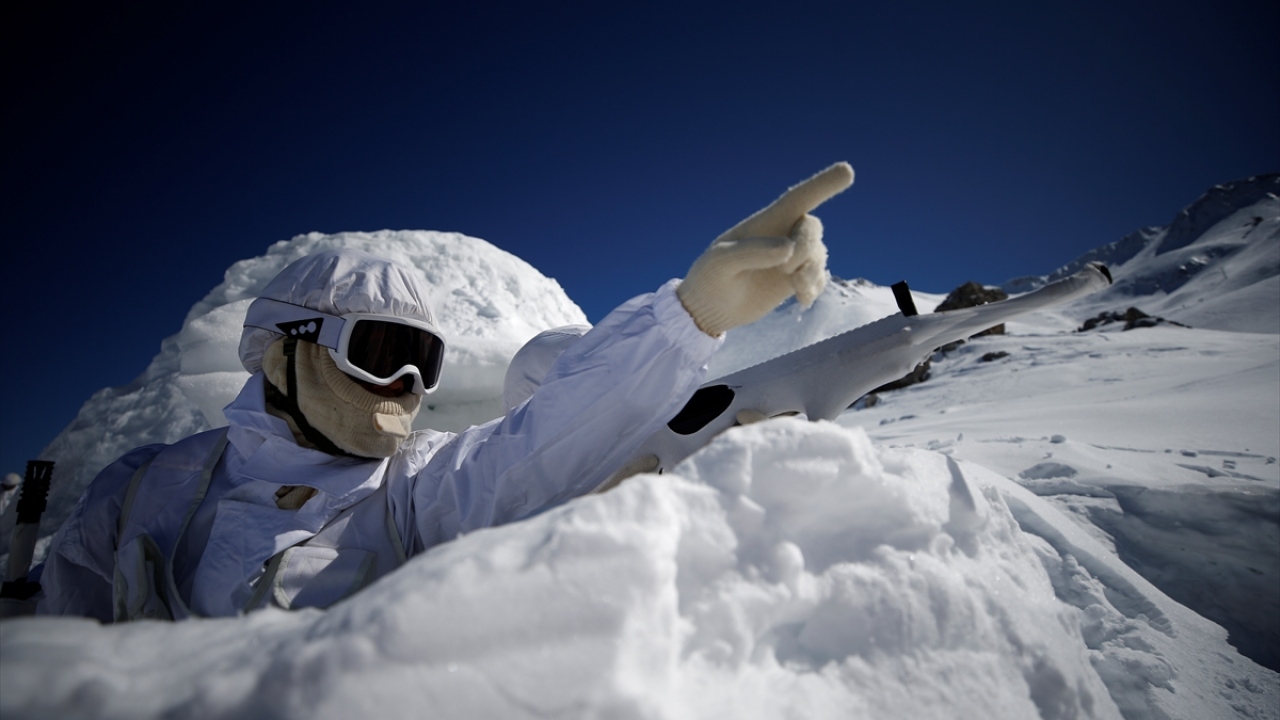 Yaklaşık, dört hafta süren güç, cesaret ve kararlılık gerektiren harekata katılan komandolar gösterdikleri başarıyla dosta güven, düşmana korku veriyor. 