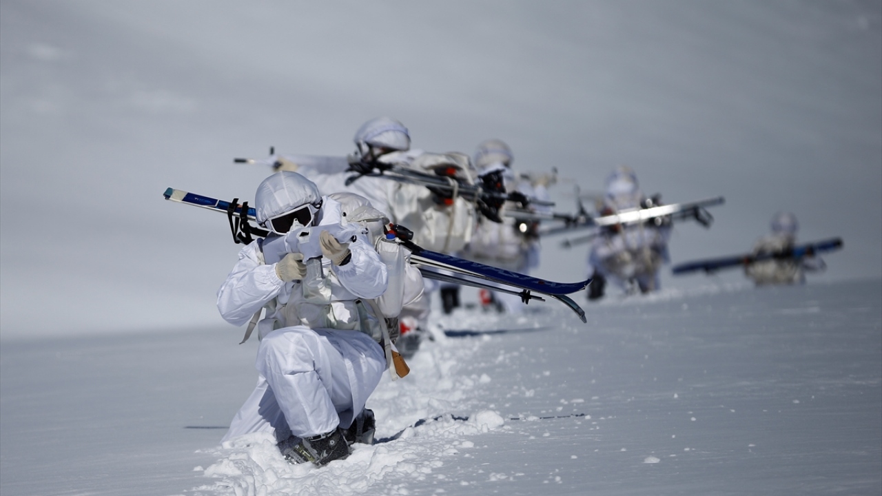Tamamen beyaz kıyafet ve silahlarındaki beyaz kamuflajla karda adeta görünmez hale gelen komandolar, "sızma harekatı" tatbikatını başarıyla gerçekleştirdi.