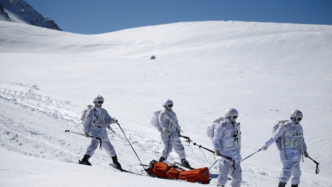 Eğitimlerde ustalıkla hareket eden, gösterdikleri başarıyla göz dolduran komandolar, "Dosta güven, düşmana korku" parolasıyla ülkenin güvenliğini tehdit eden terör unsurlarına karşı başarılı şekilde mücadele edeceklerini gözler önüne serdi.