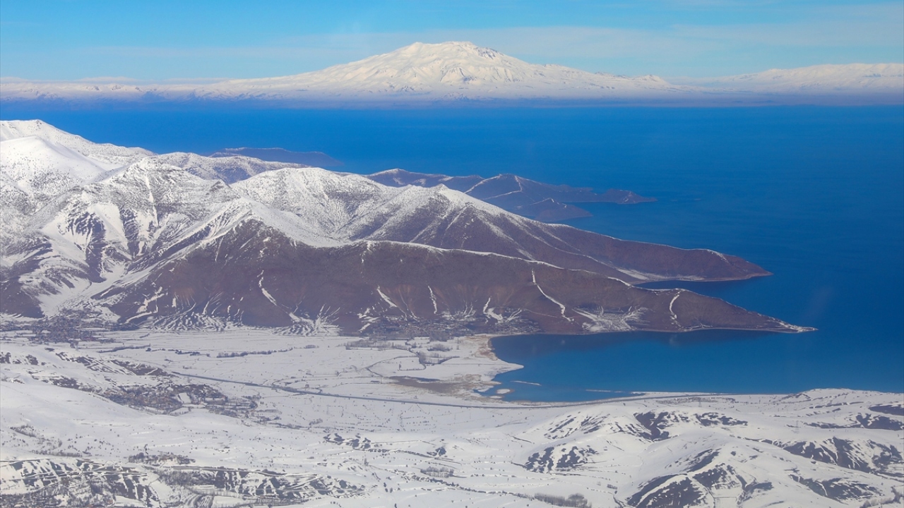 Fotoğrafta Van Gölü, kıyısındaki dağlar ve Süphan Dağı`ndan bir görünüm yer almakta.