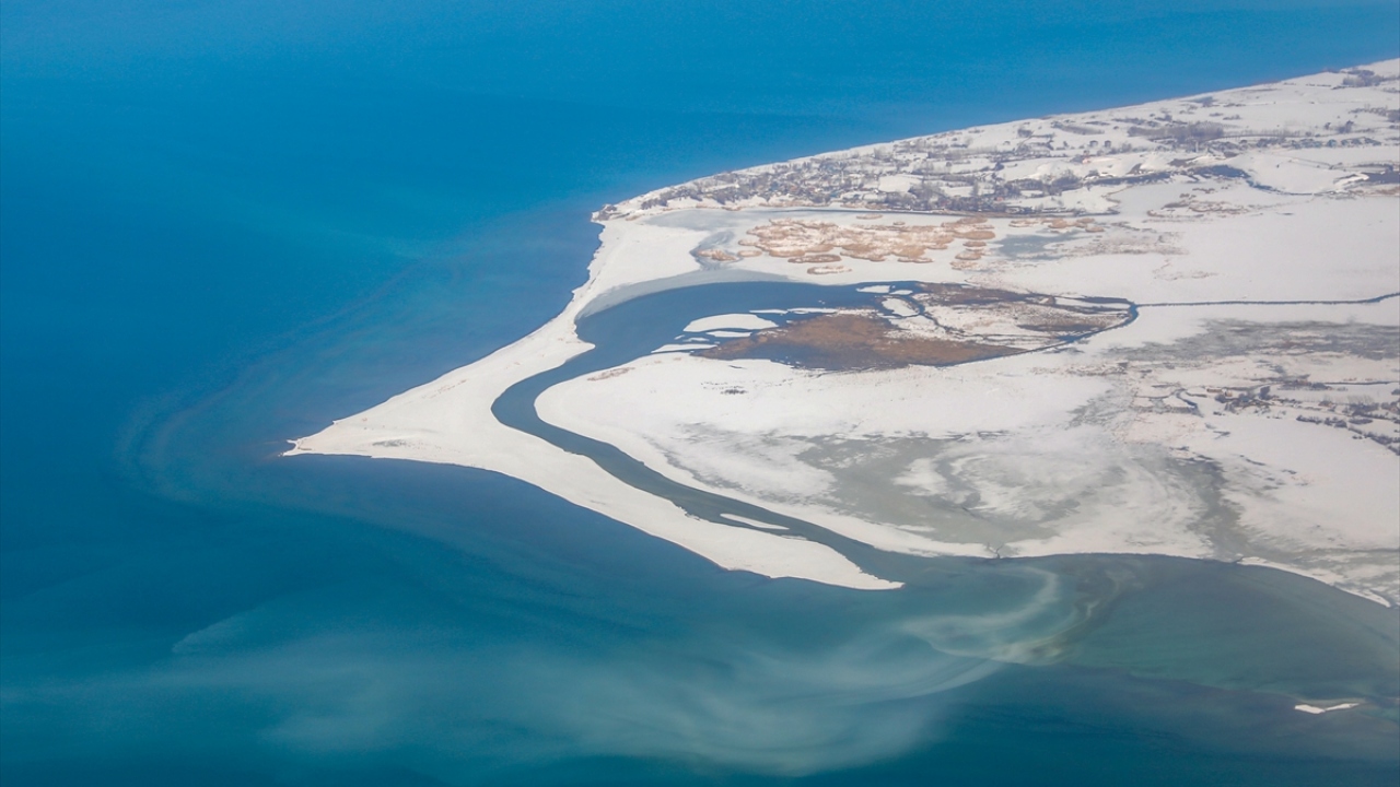 Fotoğrafta Van Gölü`nün Edremit ilçesi kıyılarında bulunan Dilkaya Deltasından genel bir görünüm yer almakta.