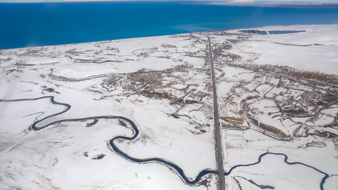 Fotoğrafta Van Gölü ve Süphan Dağı`ndan bir görünüm yer almakta.