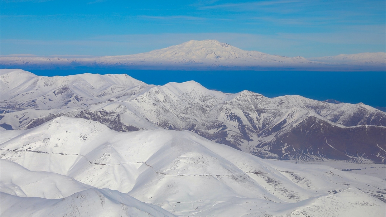 Fotoğrafta Van Gölü, kıyısındaki dağlar ve Süphan Dağı`ndan bir görünüm yer almakta.