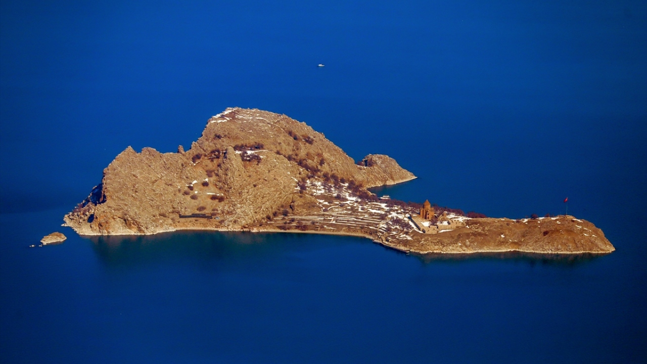 Fotoğrafta Akdamar Adası`nın genel bir görünümü yer almakta.