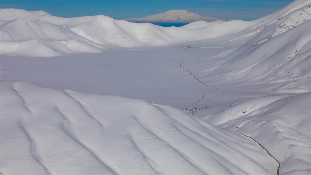  Fotoğrafta, Çatak ilçesinin Uzuntekne mahallesi ile etrafını çevreleyen dağlardan genel bir görünüm yer almakta.