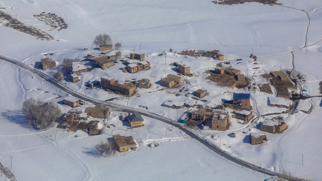Fotoğrafta Gürpınar ilçesinin Norduz mahallesinin genel bir görünümü bulunmakta.