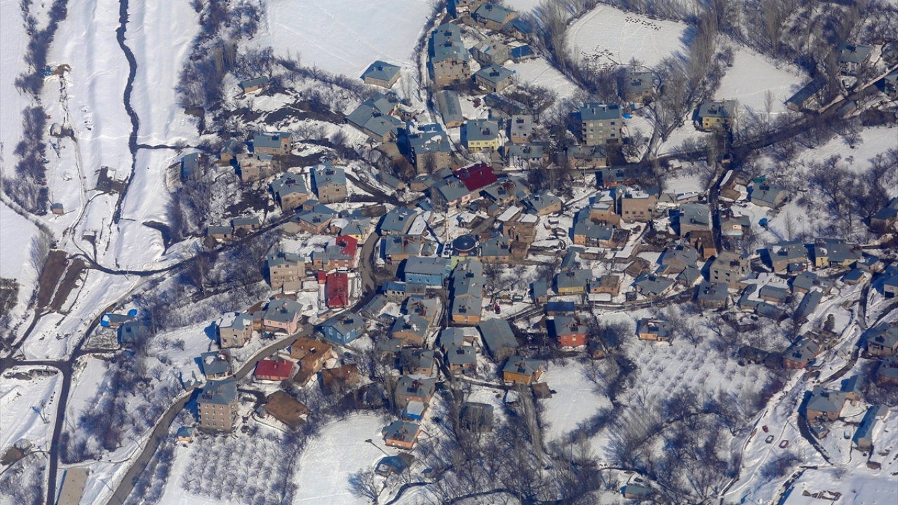 Fotoğrafta Gevaş ilçesinin bir mahallesinden genel bir görünüm yer almakta.