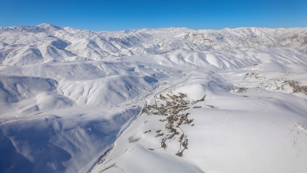 Fotoğrafta Gürpınar ilçesi kırsalında bulunan bir köy ve etrafını çevreleyen karla kaplı dağlardan genel bir görünüm yer almakta.
