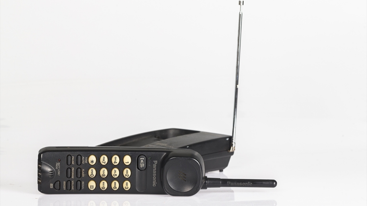 Analog olarak çalışan 1G hücre teknolojisi yerini 1990’ı yılların başında dijital hücre teknolojisine bıraktı. İkinci nesil (2G) dijital mobil ağı ilk kez 1991’de ticari kullanıma sunuldu.