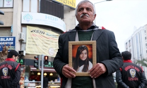 Kızına kavuşabilmek için İzmir'de evlat nöbetinde