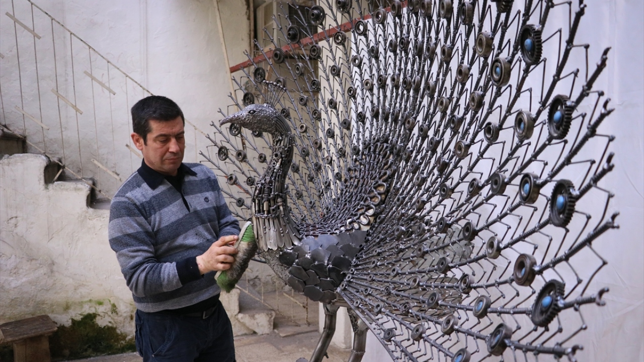 Mozaik ustası Altınorak, eserleri hem çevre kirliliğine dikkati çekmek, hem de atıkların geri dönüşümünü göstermek adına eşiyle yaptığını söyledi.