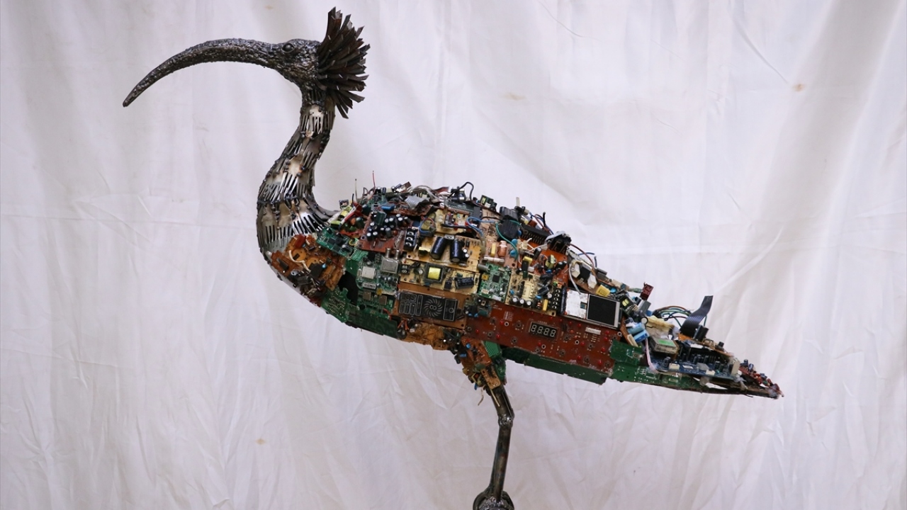 Amaçlarının temiz bir çevre mesajı vermek olduğunu dile getiren Altınorak, daha öncede birçok defa farklı eserler üzerinde çalışmalar yaptığını anlattı.