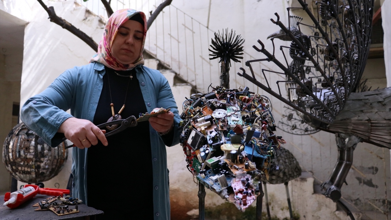 Nur Altınorak da, eşine yardımcı olmanın yanı sıra çeşitli eserler üretmekten mutluluk duyduğunu vurguladı.