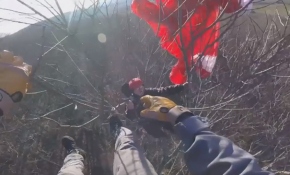 Yamaç paraşütü yaparken ağaca takılan adam helikopterle kurtarıldı