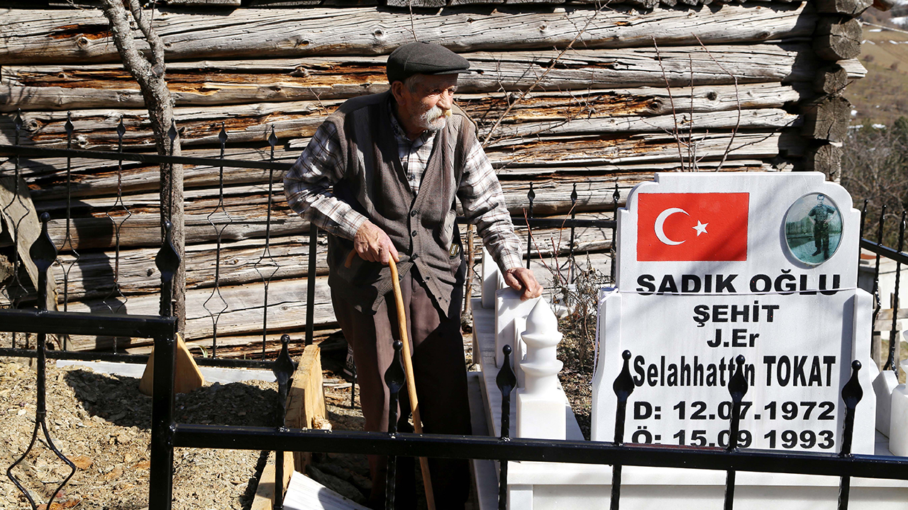 Avlacık köyü Ulualan Mahallesi`nde yaşayan 87 yaşındaki Sadık ve 82 yaşındaki Huriye Tokat çiftinin 8 çocuğundan Selahattin Tokat, 1993 yılında Van`da vatani görevini yaparken teröristlerle girdiği çatışmada şehit düştü. 