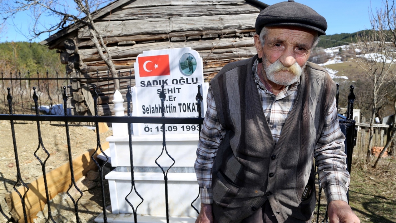 Baba Tokat, şehir merkezindeki şehitliğin uzak olması nedeniyle oğlunun naaşını köydeki evlerinin yanına defnettirdi.