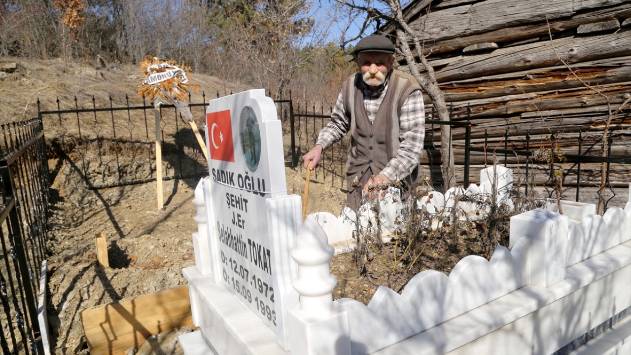 Zamanla ailenin diğer çocukları ile köy halkının büyük kısmı şehre göç etti. Sadık Tokat ise eşi ile şehit oğlunun yalnız kalmaması için köyden hiç ayrılmadı.