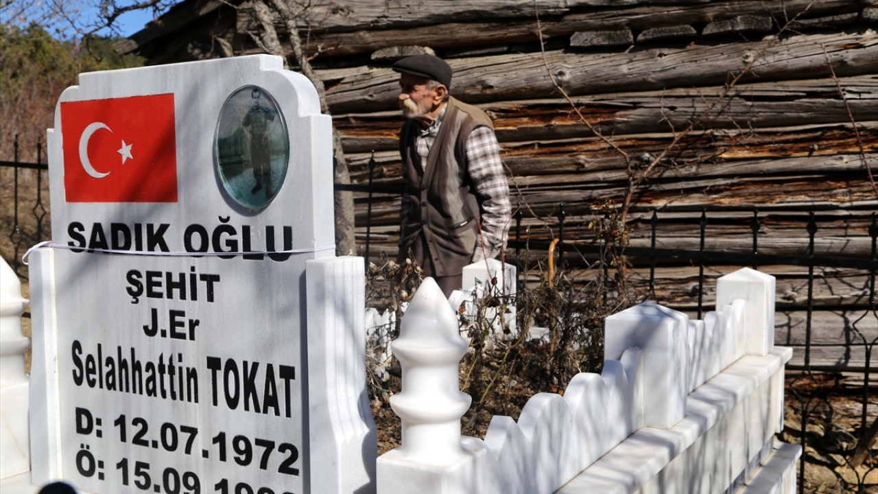 Karı koca, her gün şehit oğullarının kabri başında dua edip mezarının bakımını yaptı.