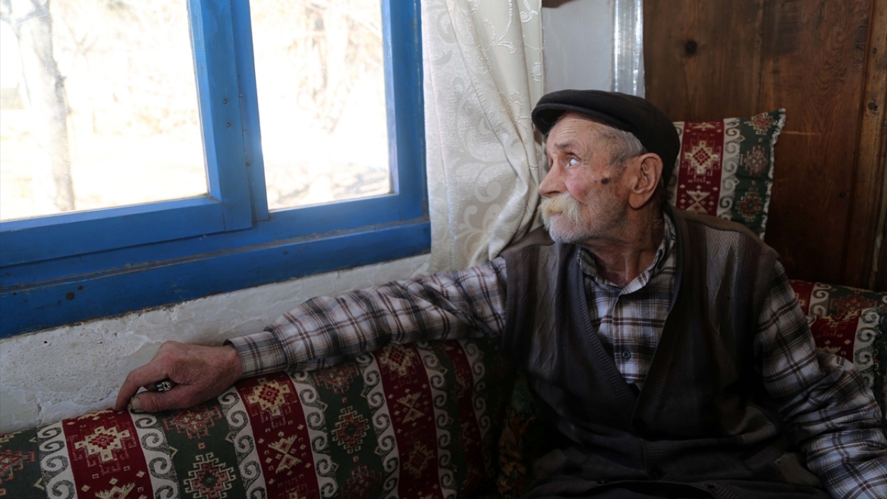 Sadık Tokat, şehit oğlu ve eşini yalnız bırakmamak için şehirde yaşayan çocuklarının ısrarına rağmen köyü terk etmedi.