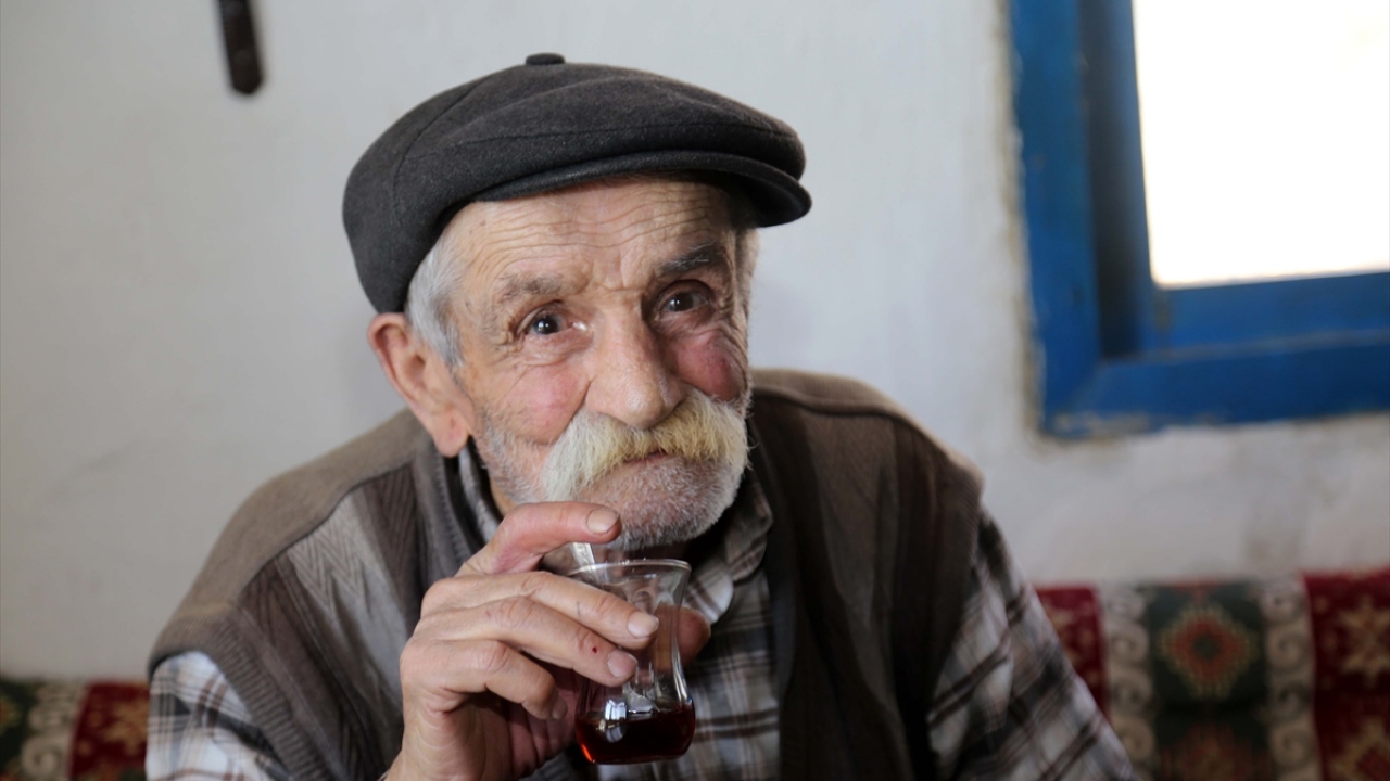 Her gün mezarlığı ziyaret eden Tokat, artık oğlunun yanı sıra eşine de dua ediyor.