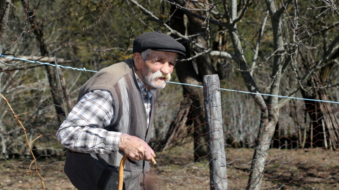 Eşini de şehit oğlu gibi köyde defnettiğini anlatan Tokat, "Bırakıp da gitmek istemedim. Hala da istemiyorum. Kolay mı bırakmak." dedi.