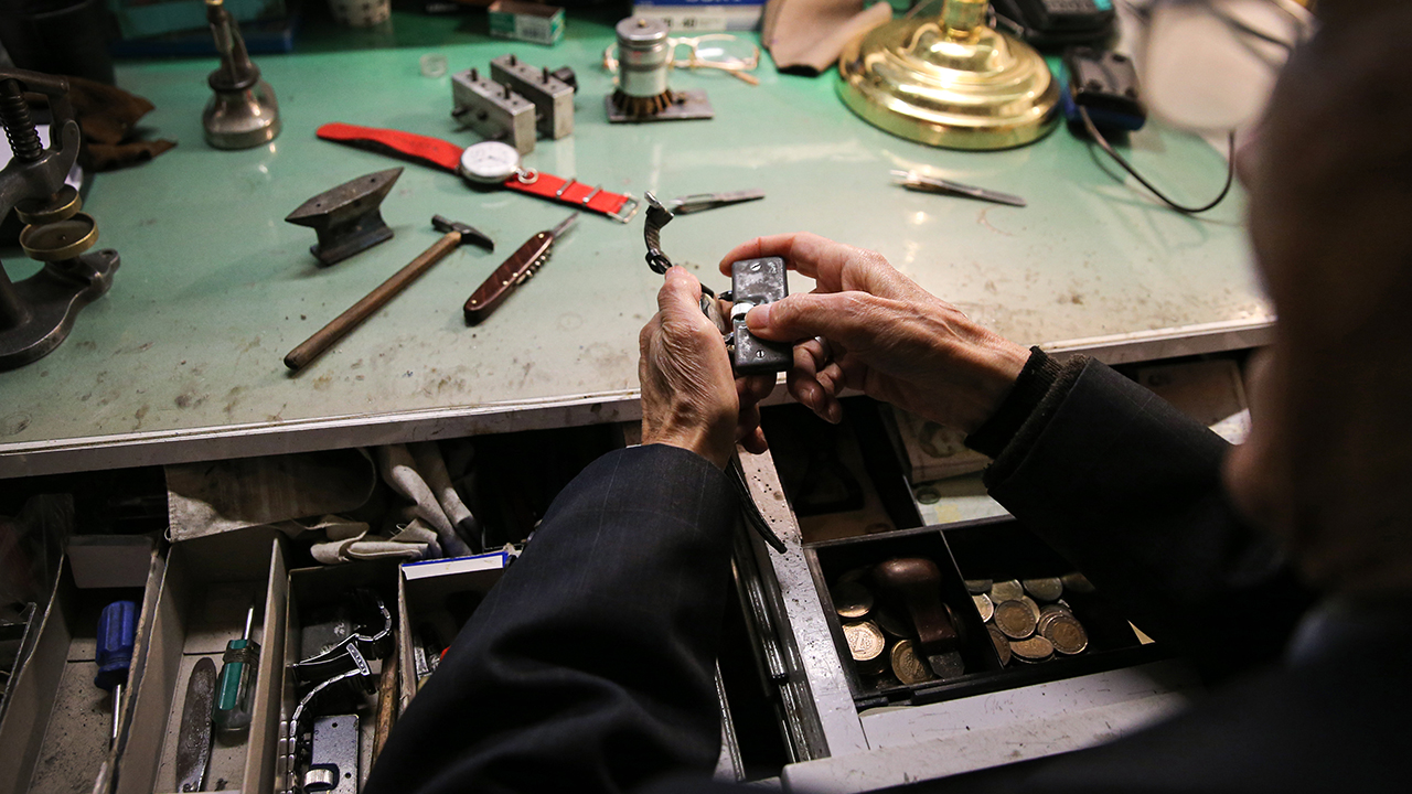 Kendisini, saat bilimi anlamına gelen "horoloji" uzmanı olarak tanımlayan Özbilgin, dedesinin Ermeni bir saat ustasından saatçiliği öğrenmesiyle başlayan meslek hikayesini bugünlere taşıdı. 