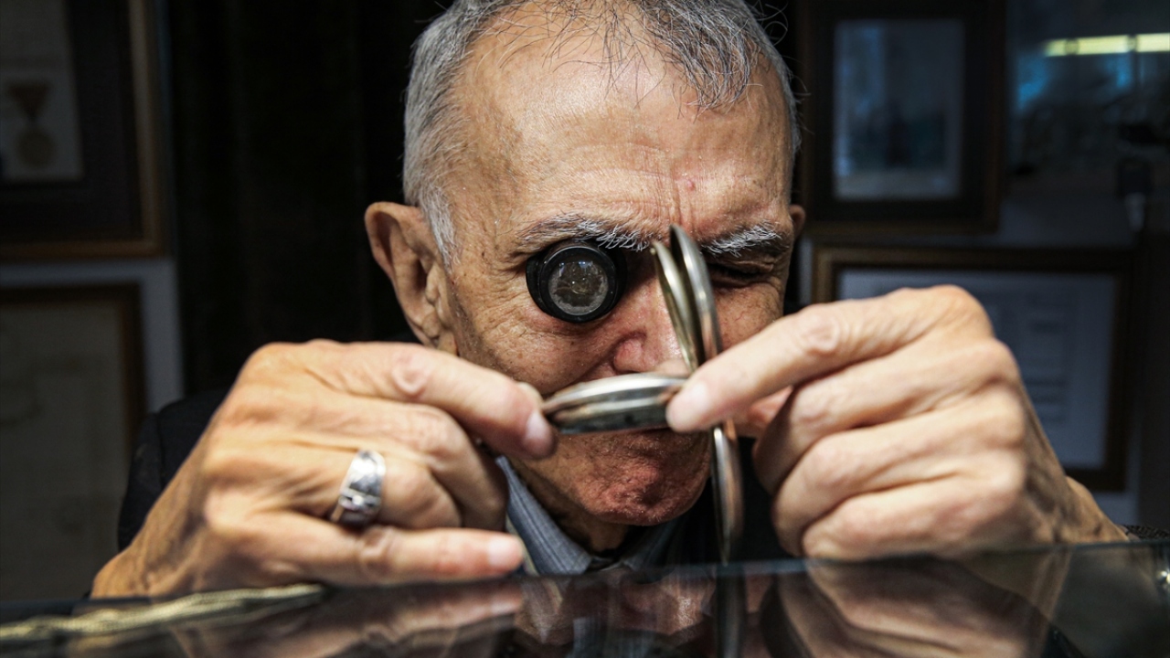 Evinde de saat tamiri için kullanılan özel torna cihazları ve onlarca duvar saati bulunan Özbilgin, mesleğe dair tecrübelerini anlattı.