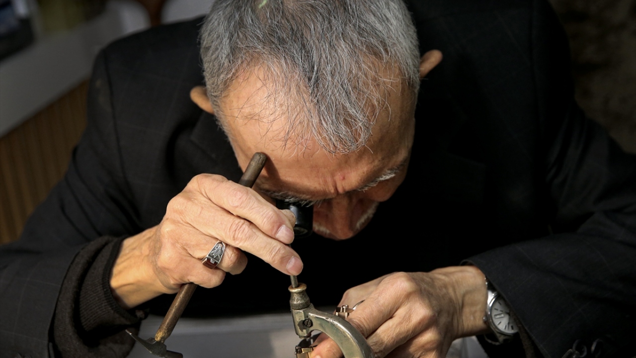 Türkiye`nin Horoloji Uzmanı Fatih Saatçisi adını verdiği dükkanda şimdi Özbilgin`in oğlu çalışıyor. 