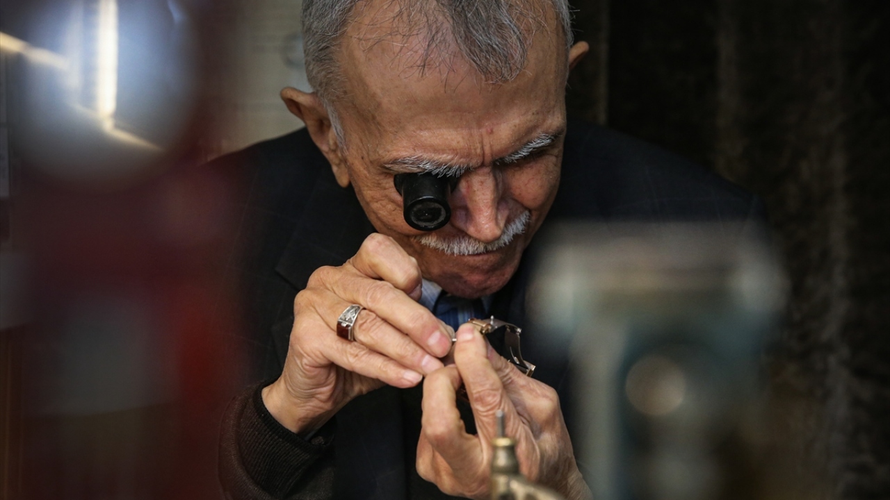 Bir buçuk asırlık köstekli saat anahtarla kuruluyor