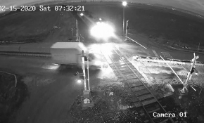 Afyonkarahisar'da tren kamyonete böyle çarptı