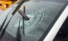 Aracının önüne metal levha saplanan sürücü ölümden döndü