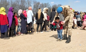 Mehmetçiğin sığınmacı çocukla oyun oynaması yürekleri ısıttı