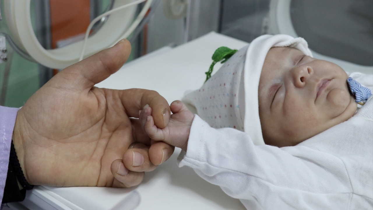 Hastanenin maskotu olan &quot;parmak bebek&quot; hayata tutundu