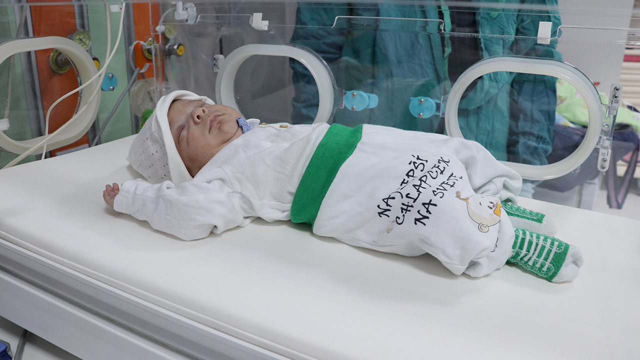 Hastanenin maskotu olan &quot;parmak bebek&quot; hayata tutundu