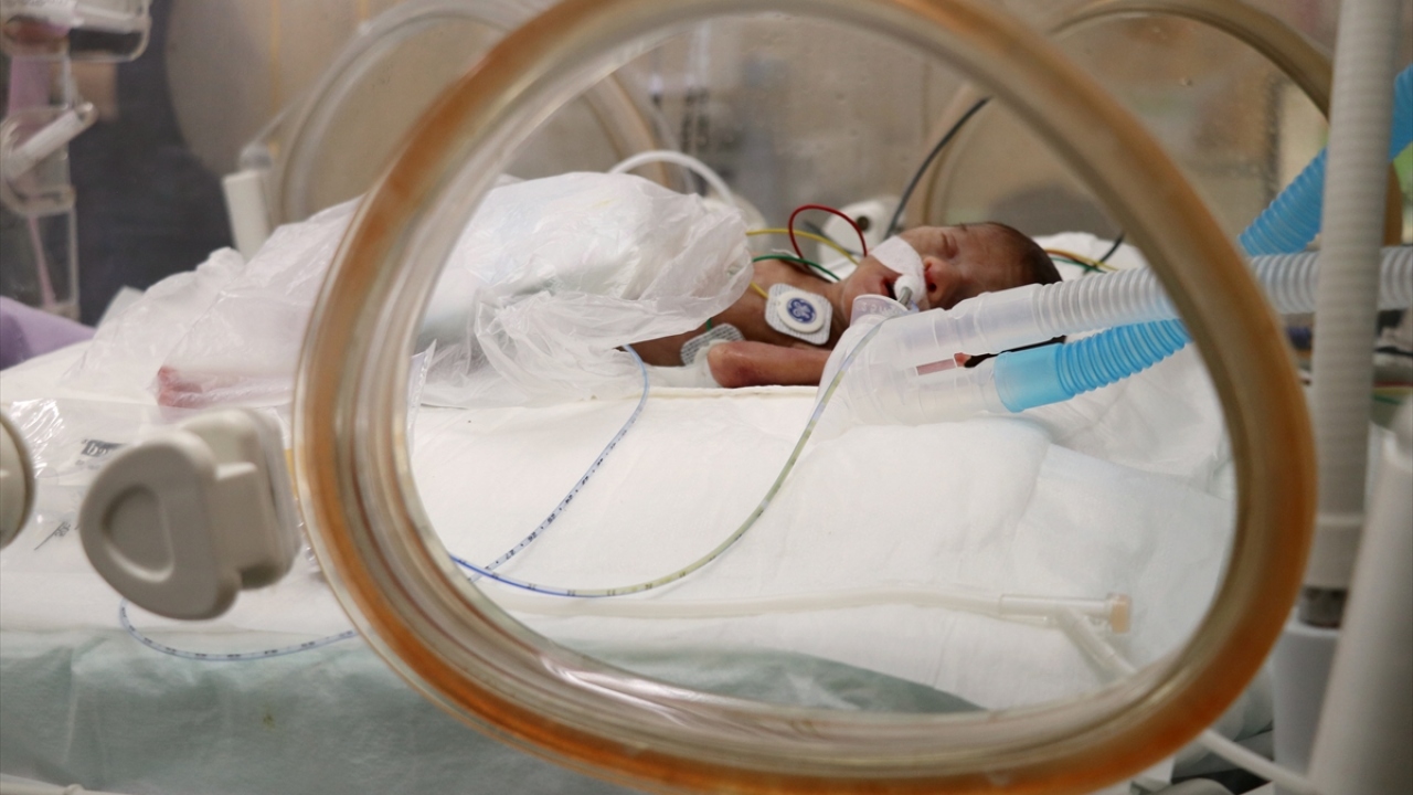 Hastanenin maskotu olan &quot;parmak bebek&quot; hayata tutundu