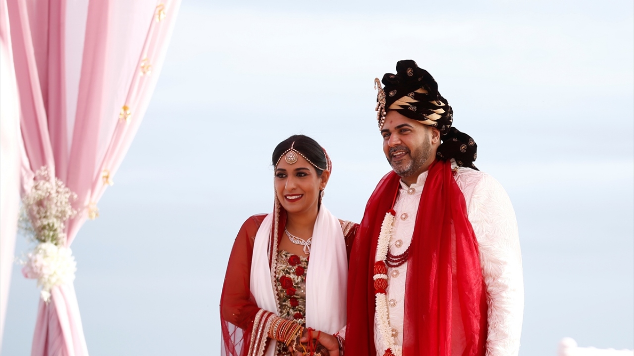 Otellerin sahilinde kurulan platformda, gelin ve damat için dini tören yapıldı. 