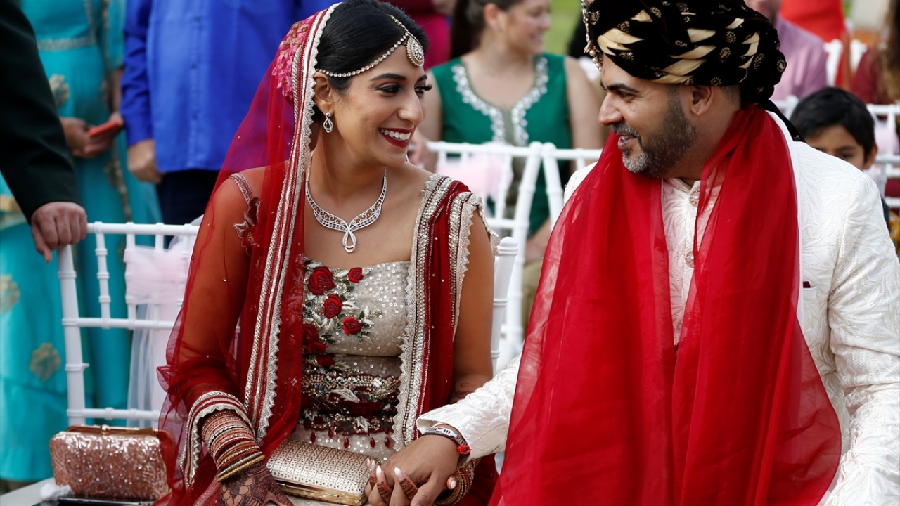 Görkemli sahne ve dekorlarıyla büyüleyen düğünde, davetliler ünlü modacıların imzalarını taşıyan kıyafetler giydi. 