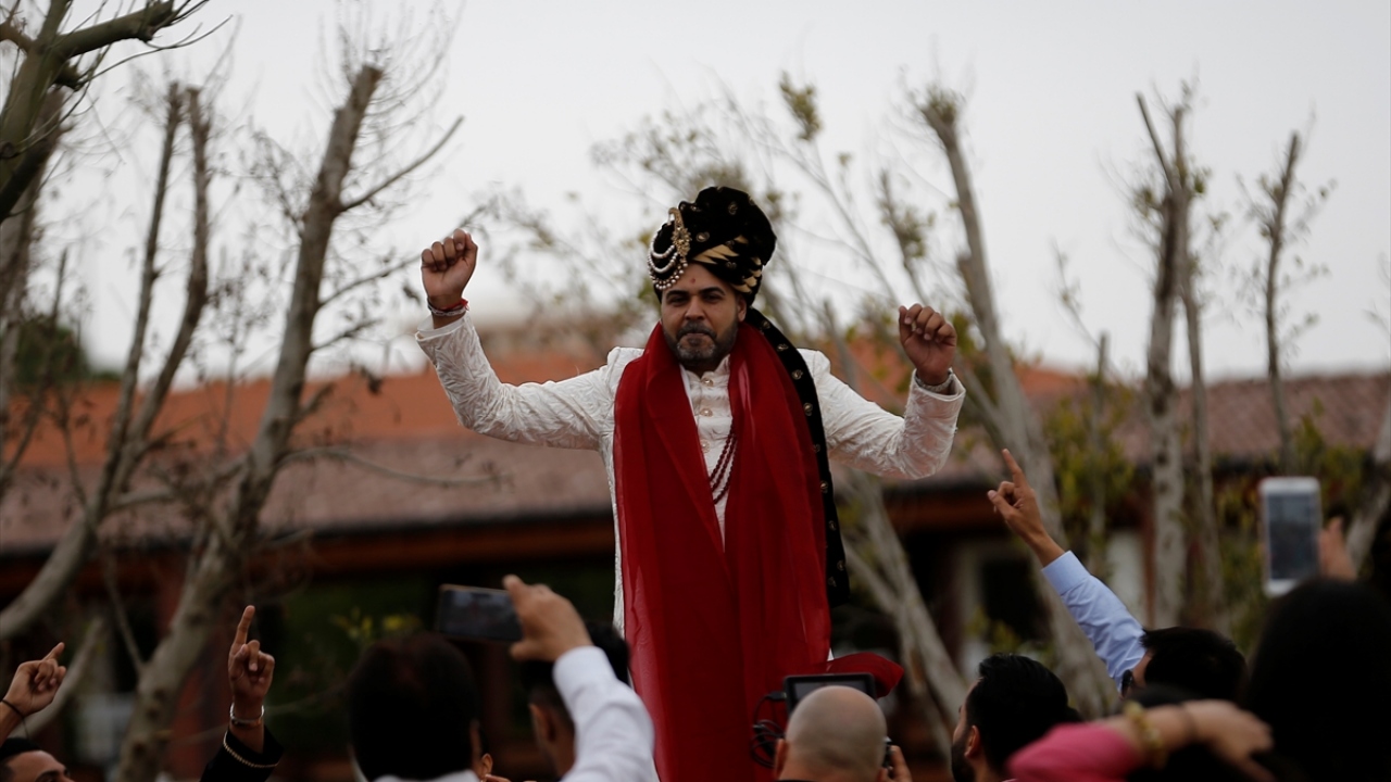 Seyahat ve turizm sektörünün, krizlerden çok etkilendiğini aktaran Özpak, koronavirüsün etkilerini iki ay öncesinden hissettiklerini vurguladı.