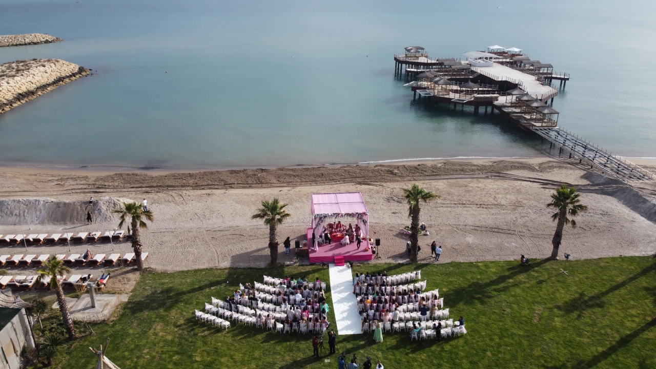 Turizm merkezi Belek ve Kundu tesisler bölgesindeki iki otelde düzenlenen ve her birinin bütçesi 1 milyon avronun üzerinde olan iki düğün için hazırlıklar aylar öncesinden başladı.